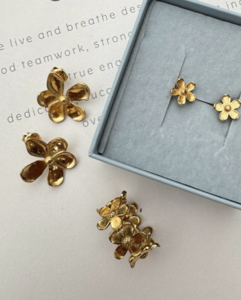 Camllia  Blumie ørestikker   Ring Sæt